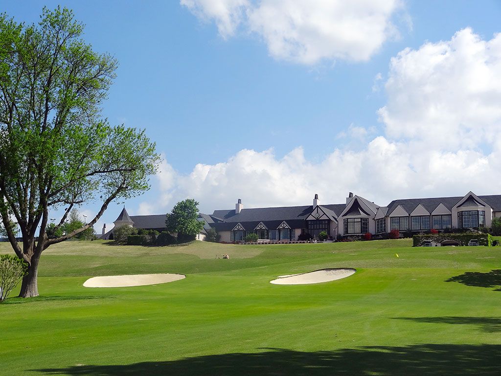 Southern-Hills-9th-tree-clubhouse